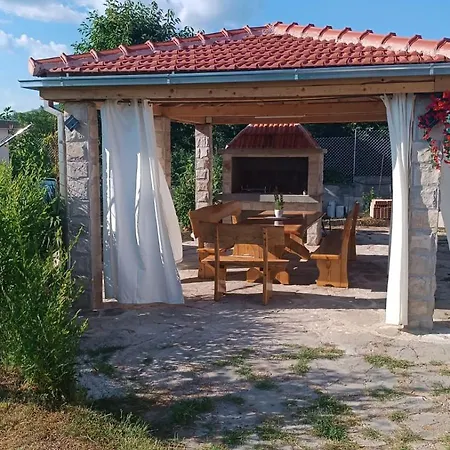 Будинок відпочинку Charming With Pool Bracevic