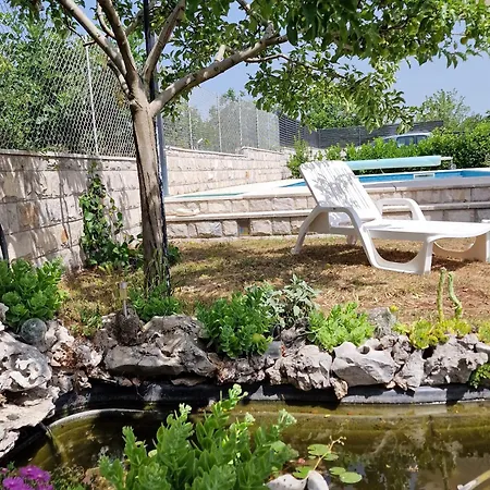 Будинок відпочинку Charming With Pool Bracevic